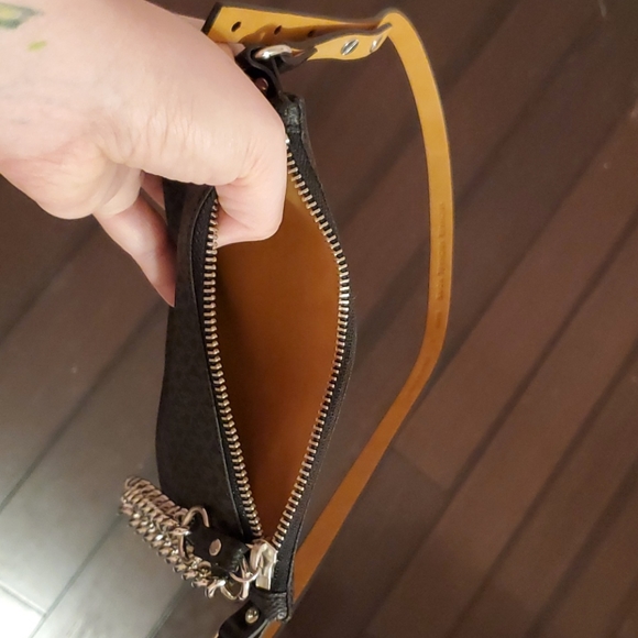 Michael Kors belt clutch - Picture 2 of 3